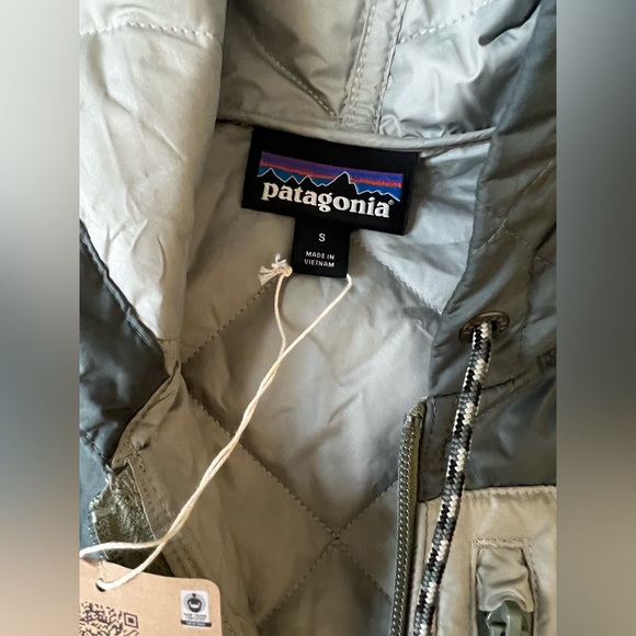 Patagonia Women’s Diamond Quilted Bomber Hoody - Picture 8 of 8